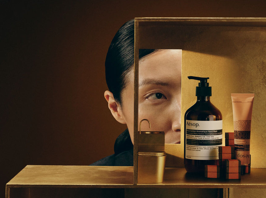 To assist in navigating our digital shelves in search of the ideal gesture, here is a range of options sure to stir their senses, from preselected gift sets to evocative aromas.